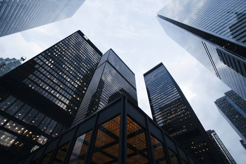 Immeuble de bureaux tertiaire vu en contre-plongée, symbole des enjeux de décarbonation immobilière